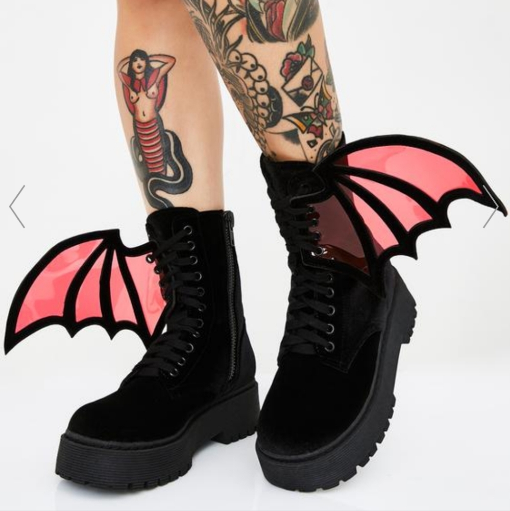 Trickz N' Treatz Under my Wing Platform Boots